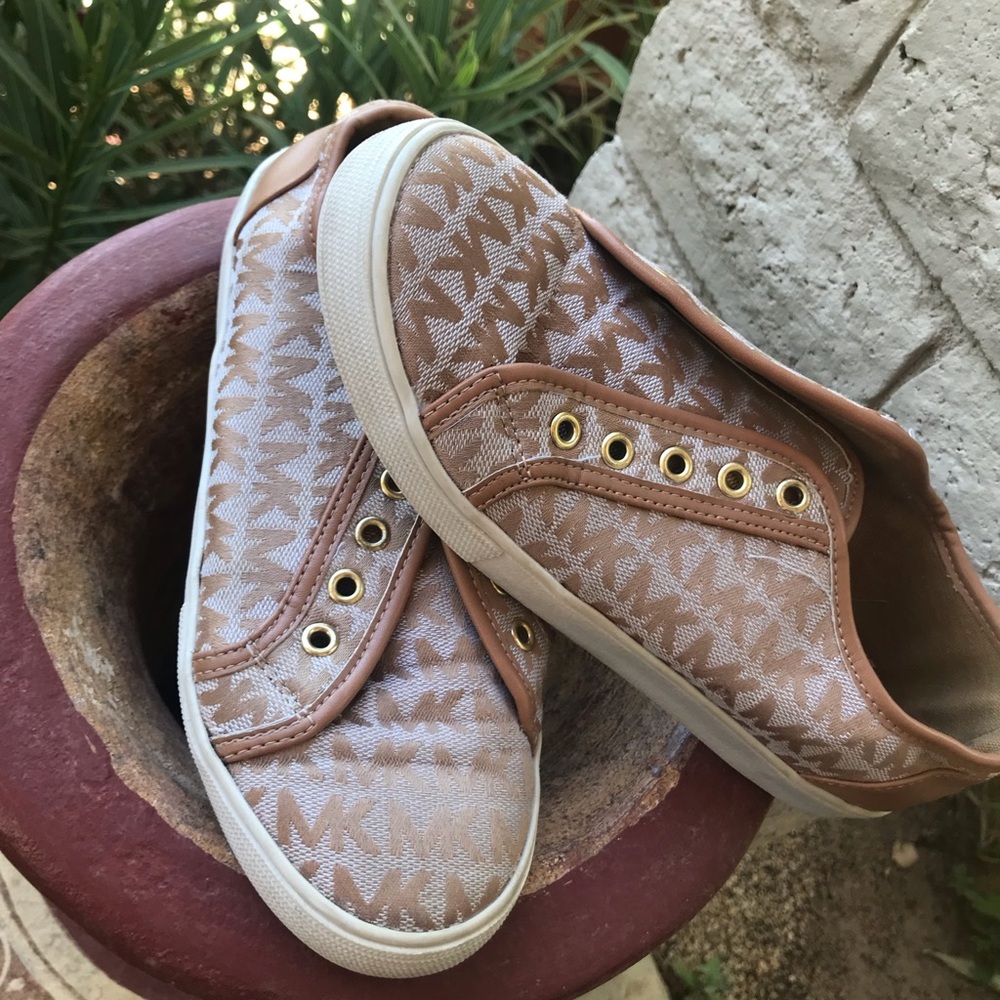 Shoes - Picture 2 of 3